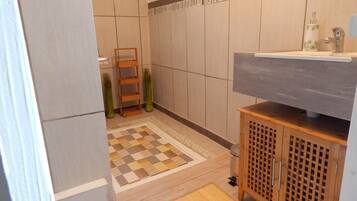 Douche, sĂšche-cheveux, serviettes fournies