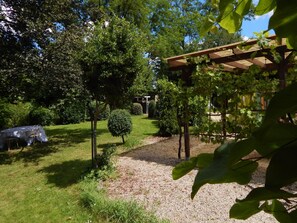 Property grounds - bed and breakfast in the setting sun  (Lamonzie-Saint-Martin)
