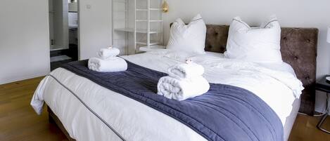 2 habitaciones, tabla de planchar con plancha y cuna de viaje