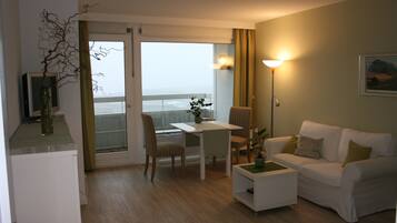 Flat-screen TV, table tennis, books, stereo