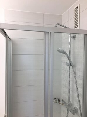 Douche, séchoir à cheveux, serviettes fournies, savon