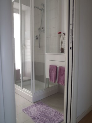 Doccia, bidet, asciugamani