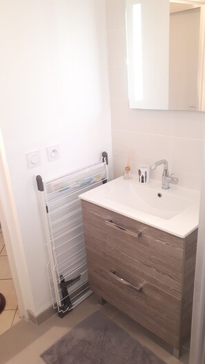 Combined shower/bathtub, hair dryer, soap, toilet paper - T2 apartment + 2 terraces + 1 private secure PARKING + WIFI + TV. (Biarritz)