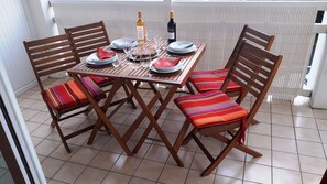 Outdoor dining - T2 apartment + 2 terraces + 1 private secure PARKING + WIFI + TV. (Biarritz)