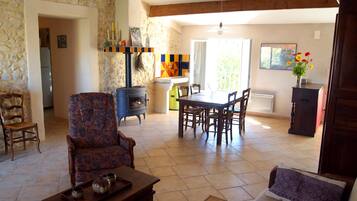 Télévision, cheminée, livres, médiathÚque