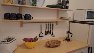 Køleskab, mikrobølgeovn, ovn, kogeplade