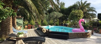 AUTHENTIC GARDIAN HUT IN THE HEART OF THE CAMARGUE WITH SWIMMING POOL