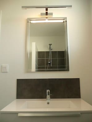 Dusche, Haartrockner, Handtücher, Toilettenpapier