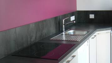 Een koelkast, een magnetron, een oven, een kookplaat