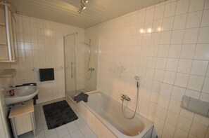 Badewanne, Haartrockner, Handtücher