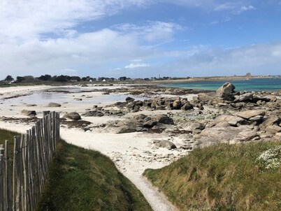 House on enclosed grounds of 1100 m2, parking, 200 m from the sea, dog allowed