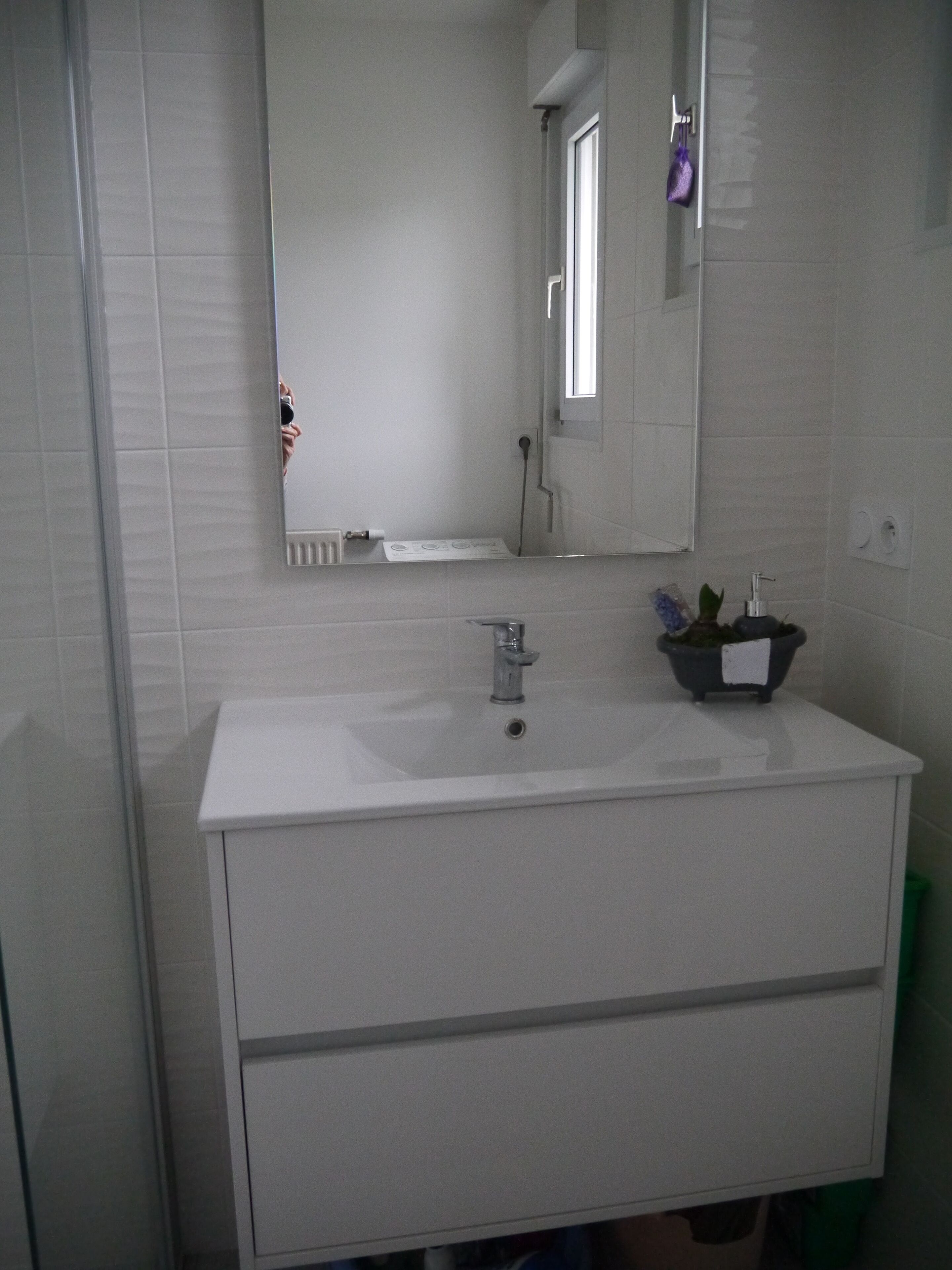 Suihku, hiustenkuivaaja, pyyhkeet, vessapaperi