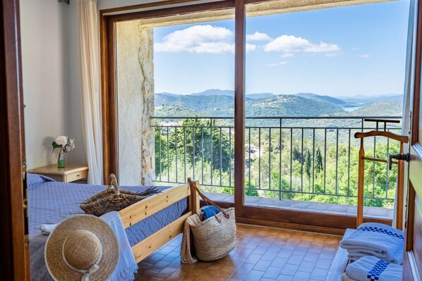 4 bedrooms, in-room safe, desk, free WiFi