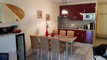 Réfrigérateur, micro-ondes, plaque de cuisson, lave-vaisselle