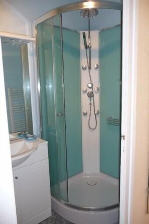 Shower, hair dryer - Apartment in very quiet building (Royan)