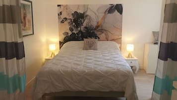 1 dormitorio, tabla de planchar con plancha, ropa de cama