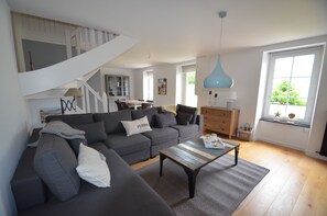 Smart TV, lareira, DVD player, livros