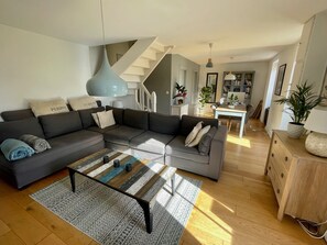 Smart TV, fireplace, DVD player, books - La Clarté-House, charming rental located 1km from the Port of Ploumanac'h (Perros-Guirec)