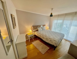 4 habitaciones, tabla de planchar con plancha, cuna de viaje y wifi 