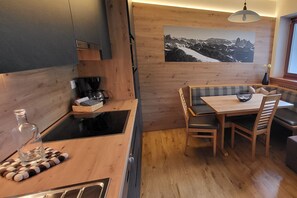 Kühlschrank, Mikrowelle, Herdplatte, Geschirrspüler