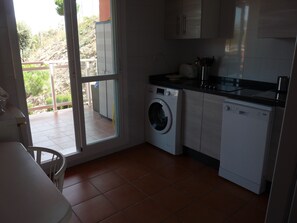 Een koelkast, een microgolfoven, een oven, een kookplaat