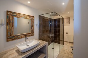 Shower, towels