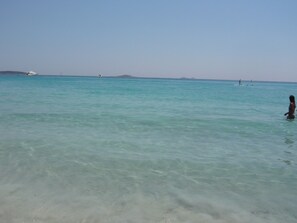 Una spiaggia nelle vicinanze