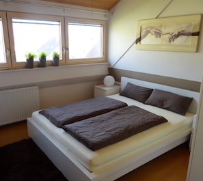 4 Schlafzimmer, Reisekinderbett, WLAN, Bettwäsche