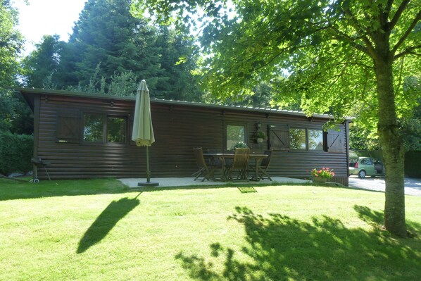 Outdoor dining - CHALETS in the countryside on wooded grounds, pets welcome (Pertheville-Ners)