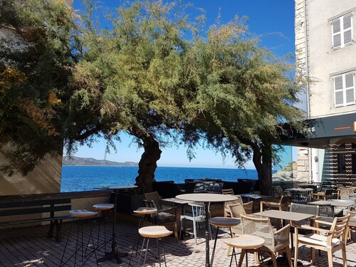 TRES BEL APPARTEMENT DANS RESIDENCE HAUT STANDING SUPERBE VUE MER ET MONTAGNE