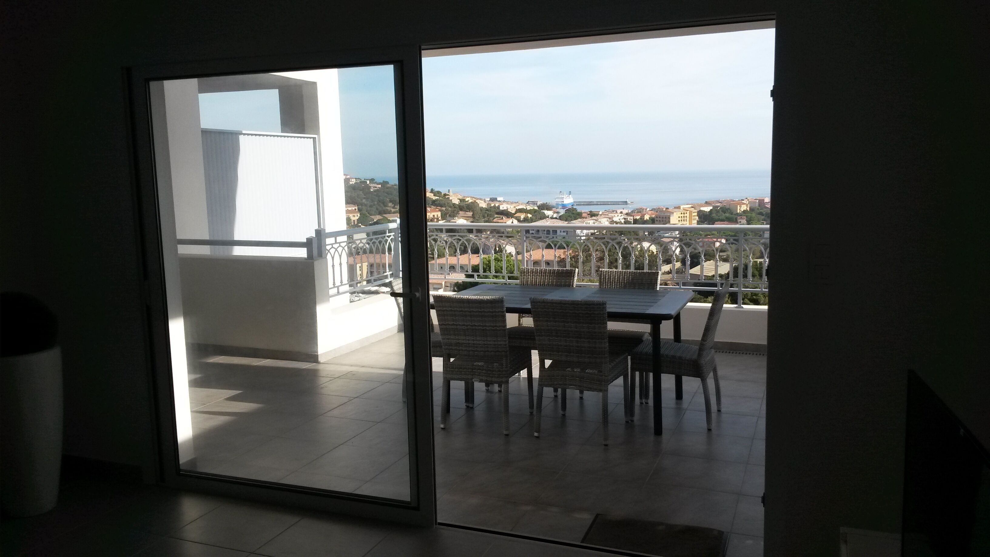 Terrasse de 26 m² toute carrelée, vue panoramique sur la mer