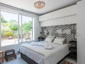 4 habitaciones, caja de seguridad en la habitación y escritorio 