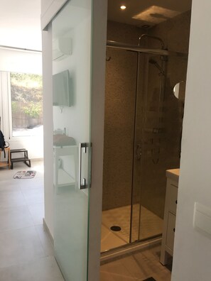Bathtub, hair dryer, towels, soap - Typical white Andalusian house in the heart of PUEBLO, with swimming pool and jacuzzi (Alhaurín el Grande)