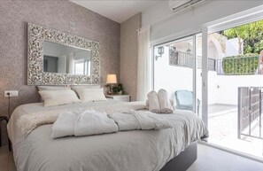 4 Schlafzimmer, Zimmersafe, Schreibtisch, Bügeleisen/Bügelbrett