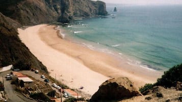 Vlak bij het strand, ligstoelen aan het strand