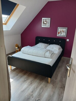 5 Schlafzimmer, Schreibtisch, Bügeleisen/Bügelbrett, kostenloses WLAN