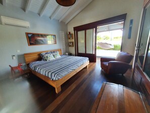 3 bedrooms, iron/ironing board, WiFi, bed sheets - Unique in Guadeloupe: Villa 400 m from the beach with mango tree house (Le Gosier)