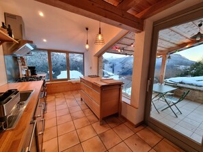 雪櫃、微波爐、焗爐、爐具