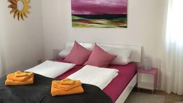 2 Schlafzimmer, Reisekinderbett, kostenloses WLAN, Bettwäsche