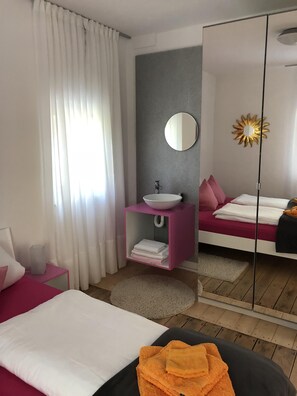 2 slaapkamers, reisbedje, gratis wifi, beddengoed