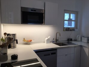 Een koelkast, een magnetron, een oven, een kookplaat
