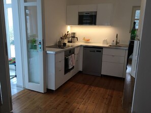 Kjøleskap, mikrobølgeovn, ovn og kokeplater