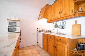 Réfrigérateur, micro-ondes, four, cafetière/bouilloire