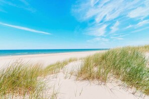 Nära stranden och solstolar