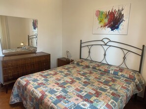 3 bedrooms, in-room safe, iron/ironing board, travel cot