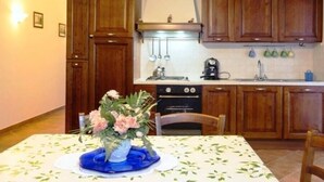 Una cocina con armarios de madera, estufa y lavamanos.