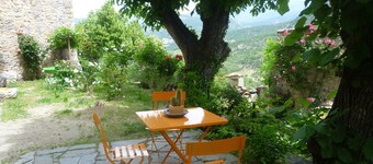 Petite Maison Perchée Sur Un Piton Rocheux