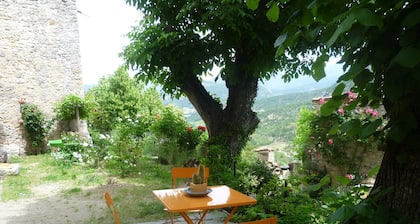 Petite Maison Perchée Sur Un Piton Rocheux