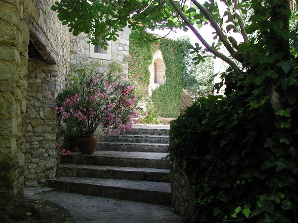 Property grounds - Small House Perched on a Rocky Peak (Montaulieu)