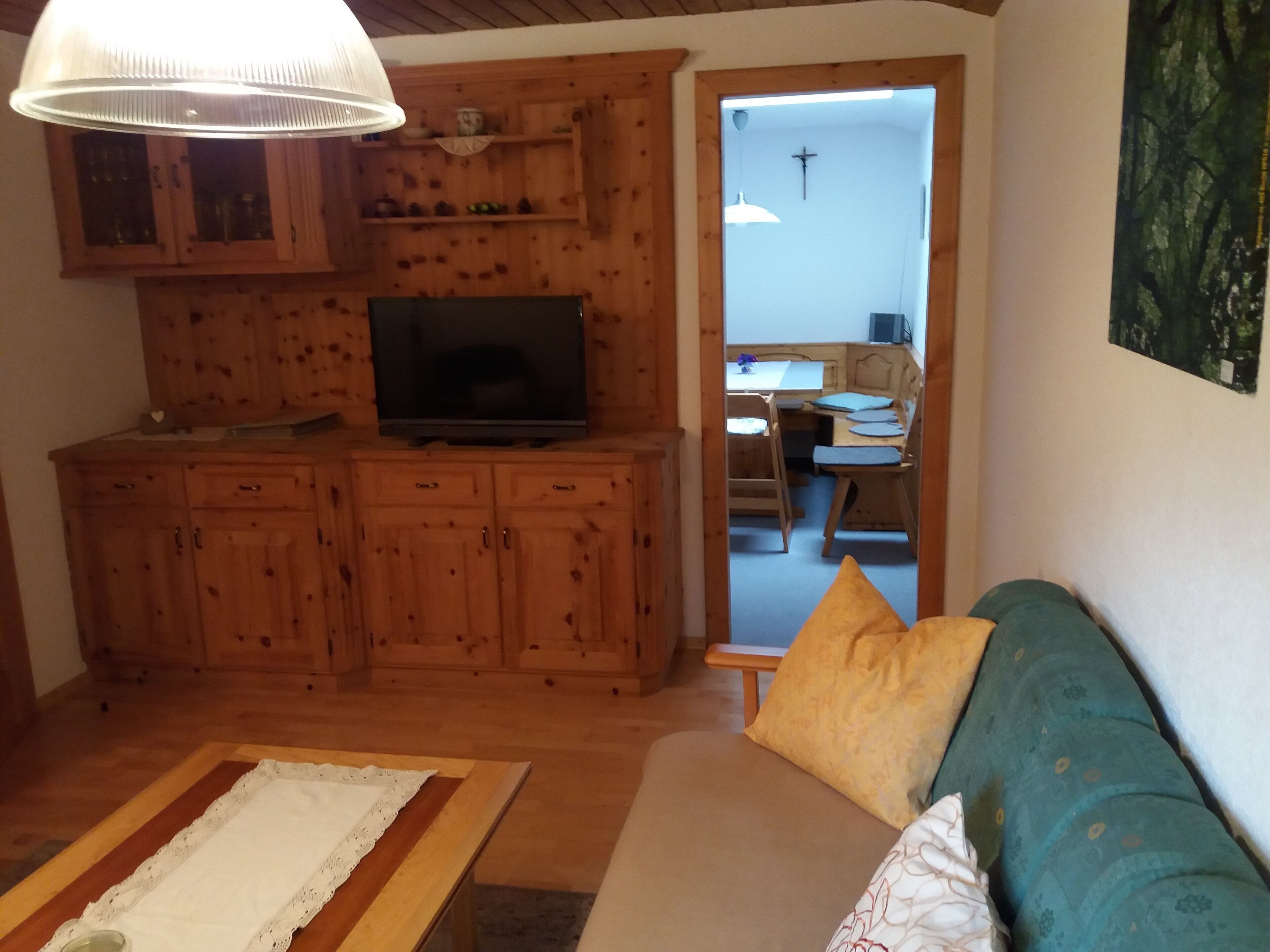 Fernseher, Tischtennisplatte, Bücher, Drucker